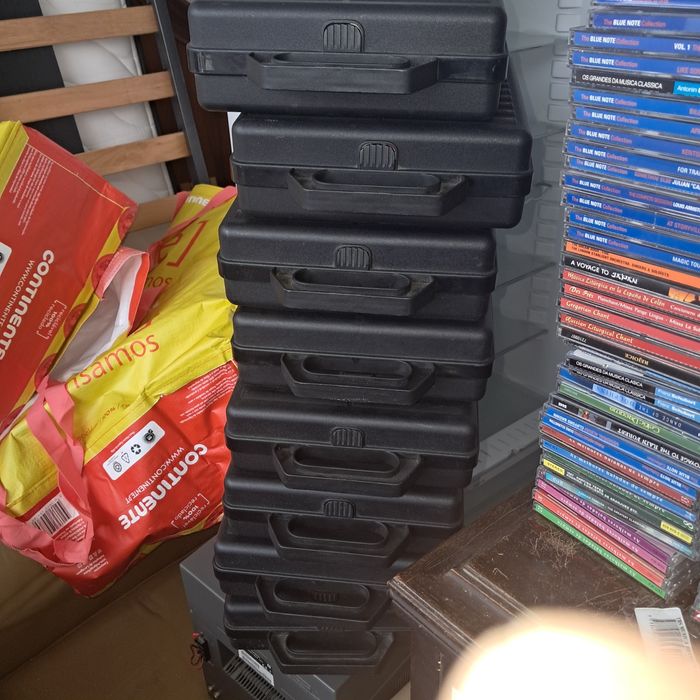 DVD, cassetes de vídeo de filmes e cassetes de música