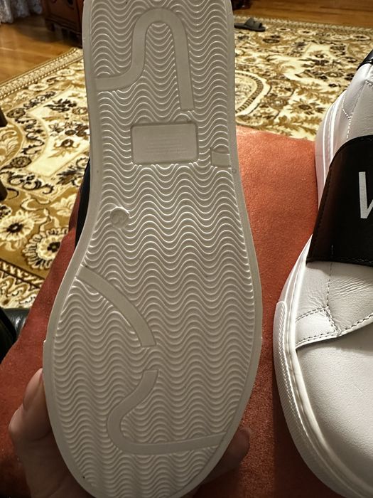 Продам нові кросівки Versace