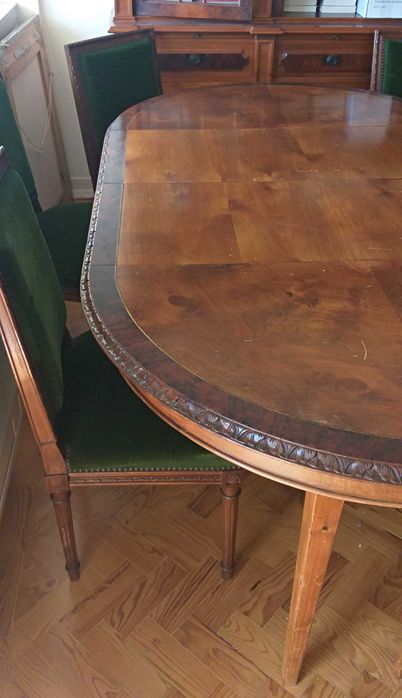 Mesa Sala de Jantar e Cadeiras (antiguidade)