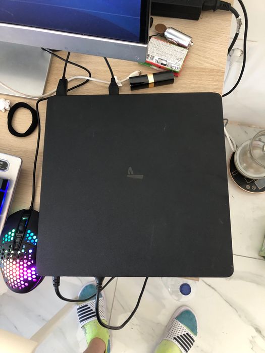 Um ecrã mais ps4lism 1tb mais duas pegas. Vendido em conjunto.