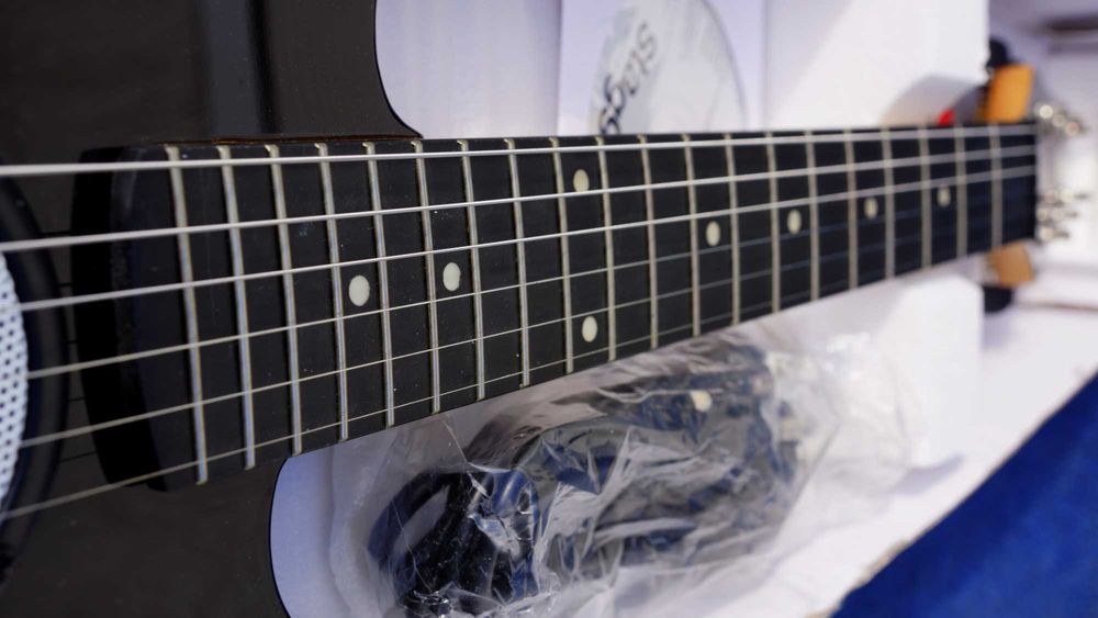 NOWA gitara Stagg z wbudowanym wzmacniaczem, warta ponad 700 zł