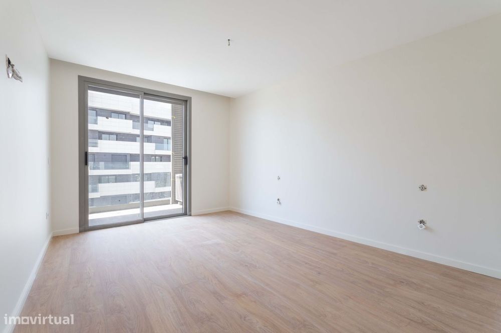 Apartamento T3 Novo a Estrear | 3 Suites | Vista Rio | Garagem Box | C