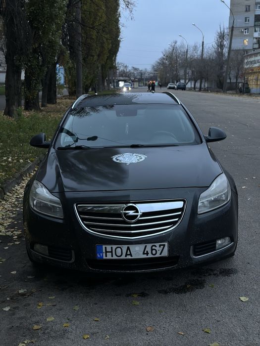 Авто на полном ходу, 2 литра дизель, едет хорошо, 160 лошадей, мотор работает ровно, коробка переключается хорошо, не выбивает, салон ухоженный, есть царапины на бампере, на скорость не влияет. Заменено полностью сцепление с маховиком, выжимной подшипник и главный цилиндр сцепления. Климат рабочий, печка греет, кондиционер работает. Есть подогревы зеркал, авто затемнение зеркал, подогревы сидений, круиз контроль, датчик дождя, доводчики стекол. Магнитола работает. Авто находится в Харькове. Цена 4500$