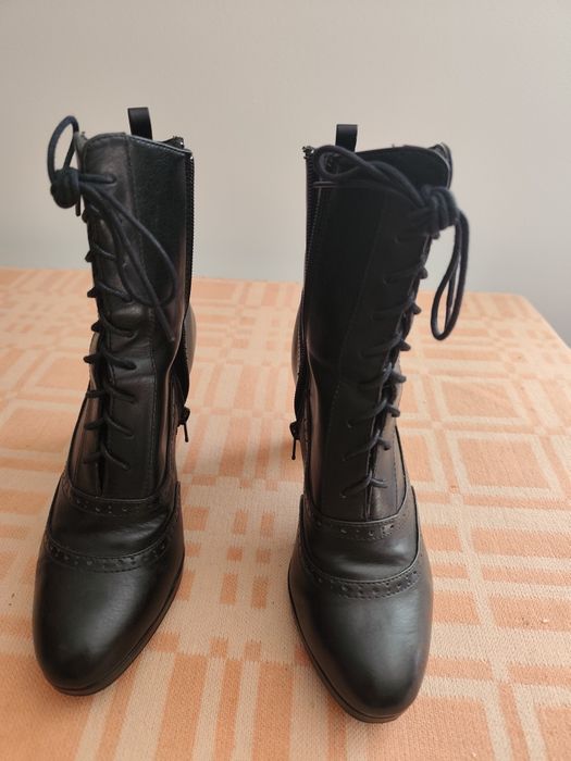 Botas curtas pretas e castanhas