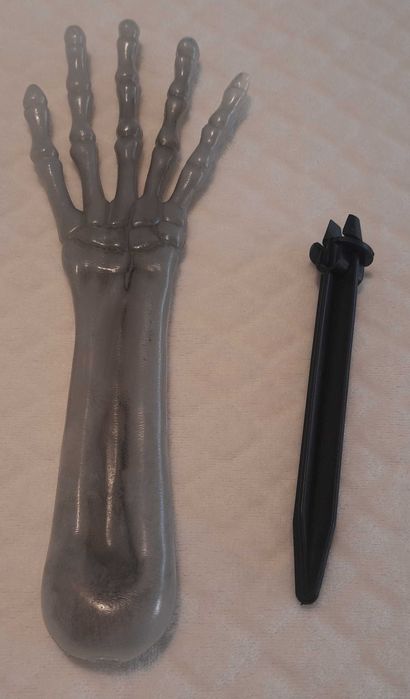 Ręka, dłoń szkieleta, wystająca z ziemi (Zabawka, dekoracja, Halloween