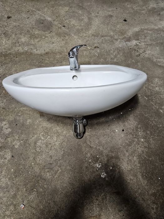 Umywalka  na ścianę ķoło z baterią i syfonem