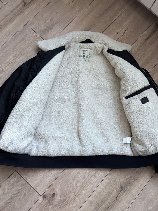 Чоловічий бомбер Sinsay з хутром шерпа, чорний