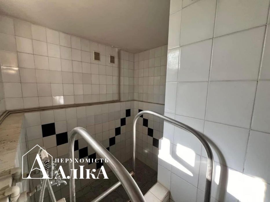 Продам великий будинок в хорошій локації