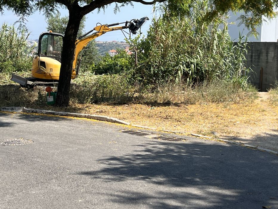 Serviço de maquinas e camião grua e constucão civil