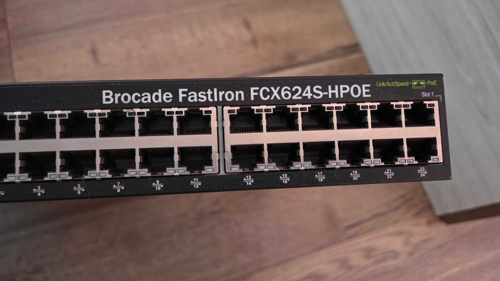 Switch Brocade 24-portowy Gigabit z PoE