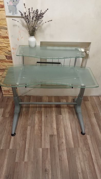 Скляний комп'ютерний стіл