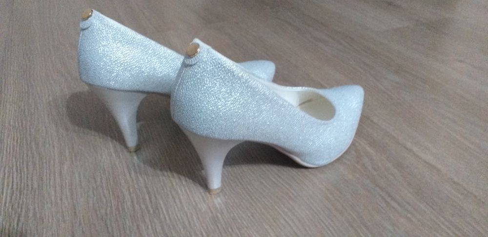 Buty damskie szpilki.