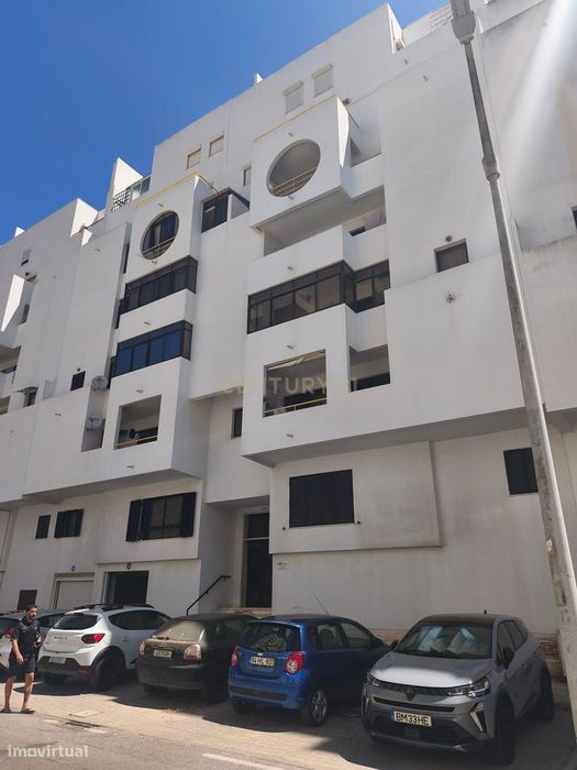 Apartamento TI com garagem  em Quarteira para Arrendamento