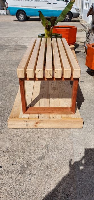 Banco de jardim em madeira