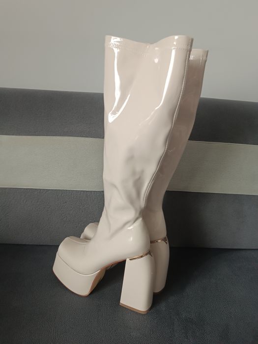 Długie kozaki z lateksu.