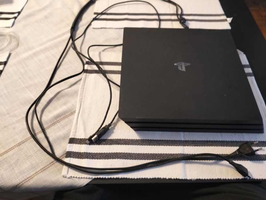 Sprzedam PS 4 z grami