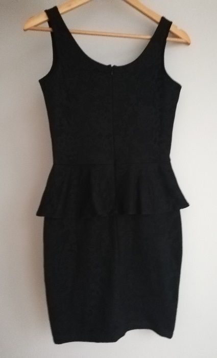Czarna sukienka z baskinką Reserved, r. XS