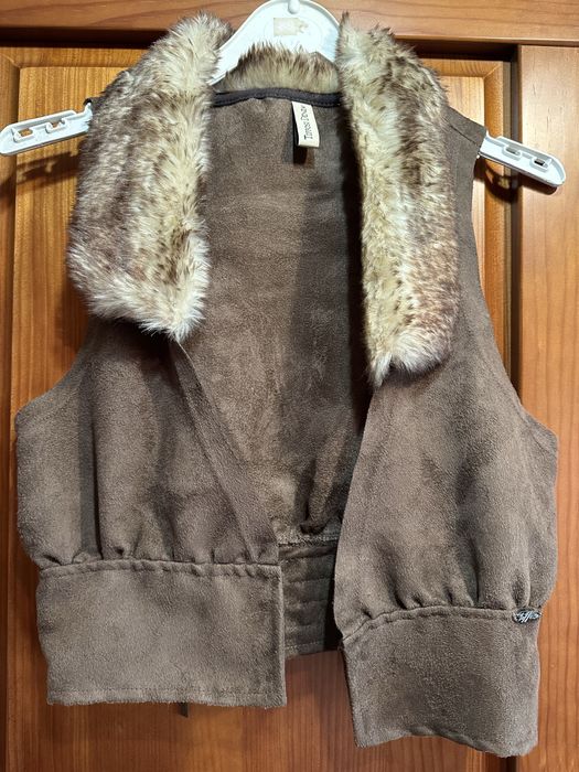 Colete castanho com pelo