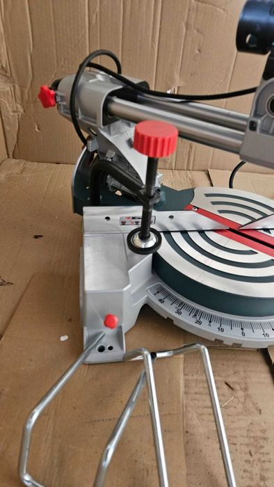 Ukośnica z posuwem Bosch GCM 800SJ 216mm 1400W