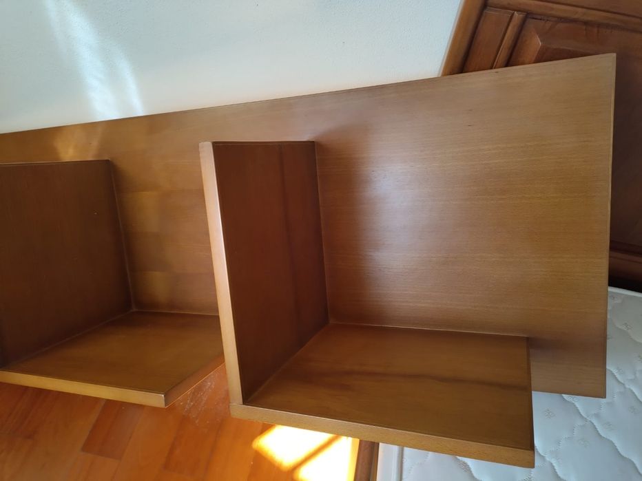 Estante de madeira maciça