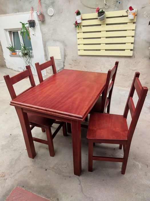Mesa com 4 cadeiras - madeira maciça