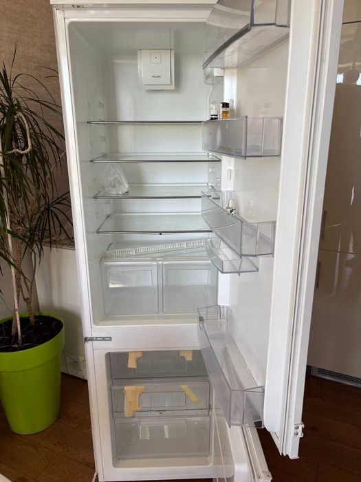 Холодильник Electrolux ENN92811BW Встраиваемый