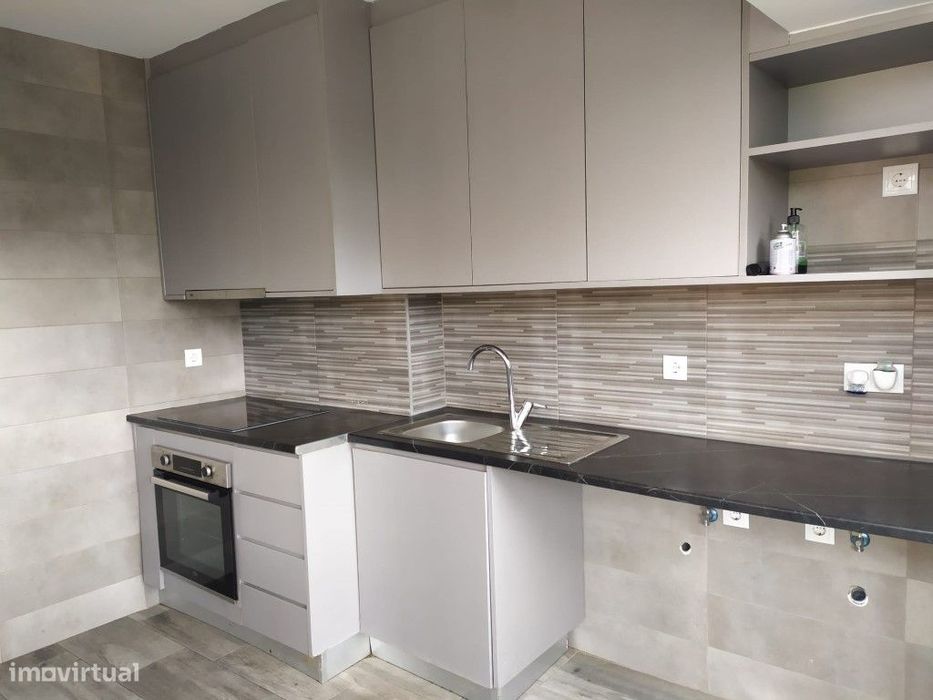T2 remodelado e semiequipado na Amadora — Mina De Água, Lisboa