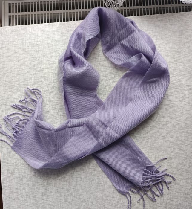 Szalik liliowy z frędzlami wool touch  150 cm dł, szer.30 cm.