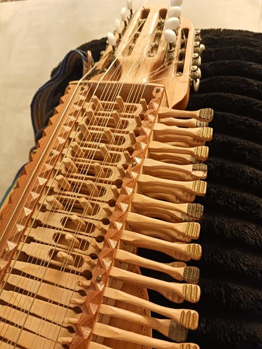 Nyckelharpa, Moraharpa, Viola d'amor