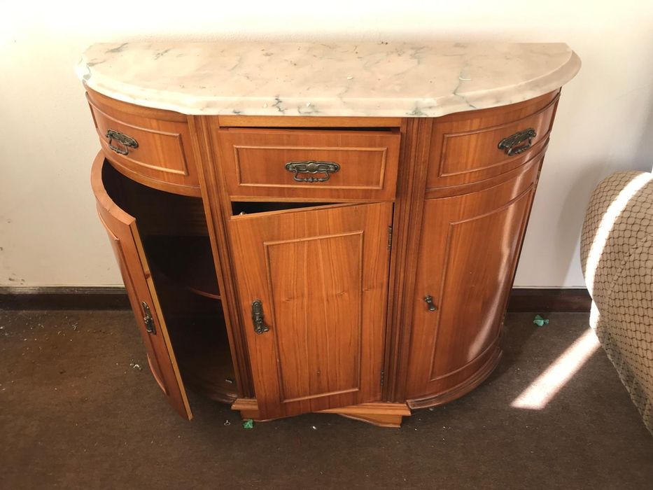 Aparador de entrada em madeira com tampo em mármore