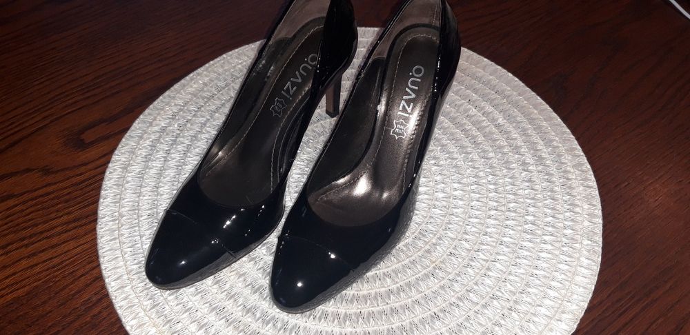 Czarne czółenka lakierowane GUCIO r 36
