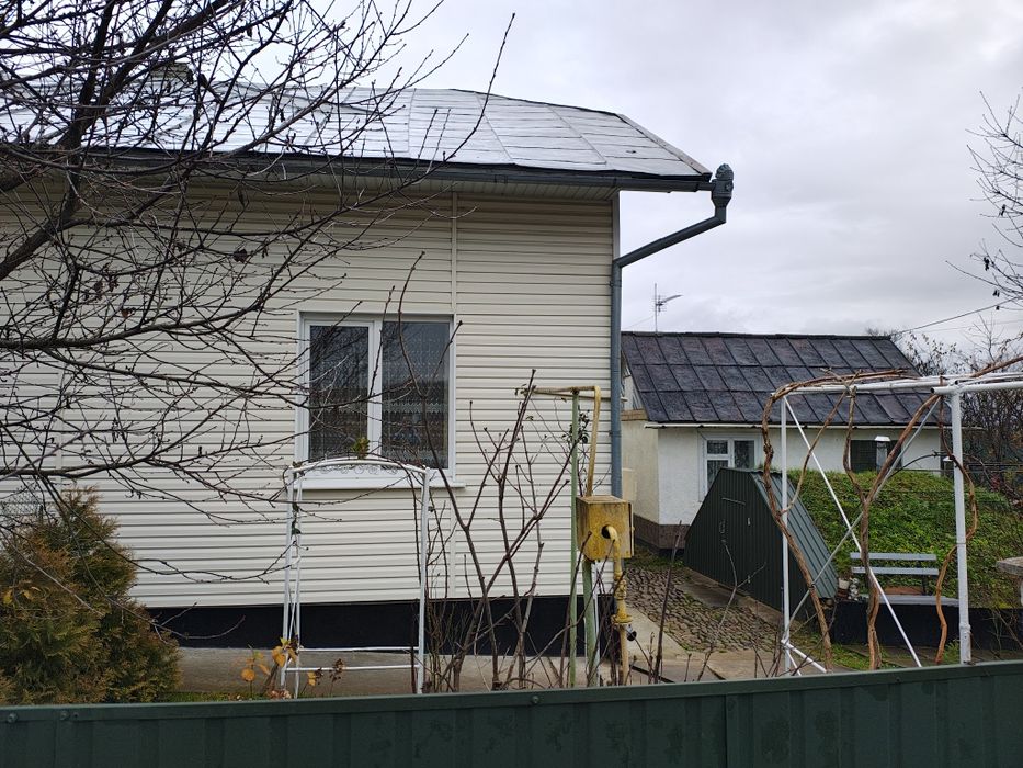 Затишний півособняк з усіма комунікаціями!