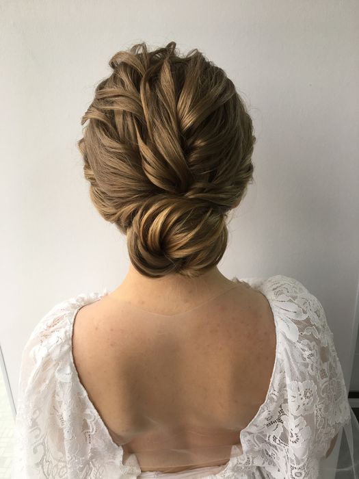 Укладки, святкові та весільні зачіски будь-якої складності