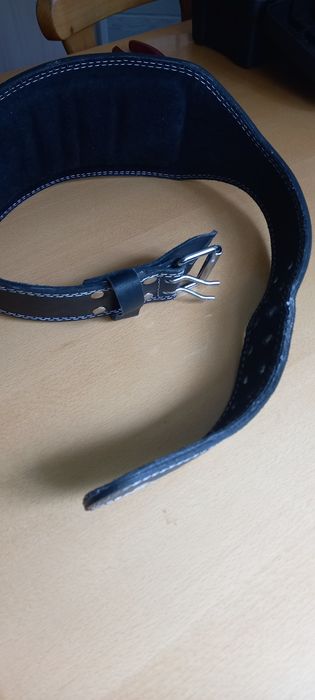 Pas lędźwiowy skórzany wyściełany do dźwigania ciężarow