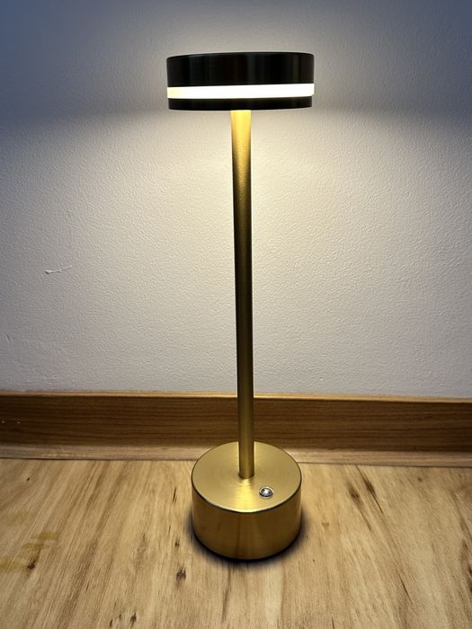 Złota bezprzewodowa stołowa lampka led