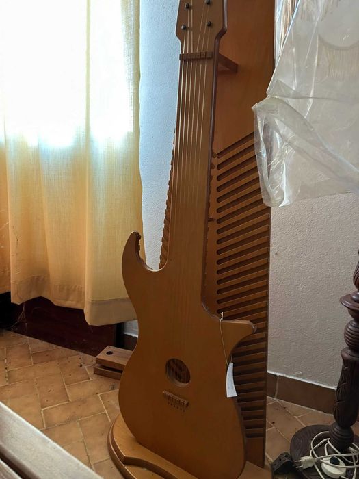 Vendo Porta cassetes em forma de guitarra