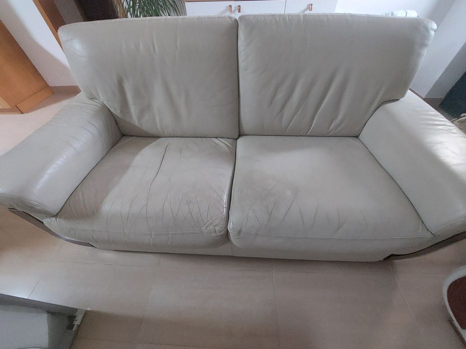 Sofás em pele creme . Um deles com algumas marcas de uso, o outro praticamente novo. Posso vender só um.