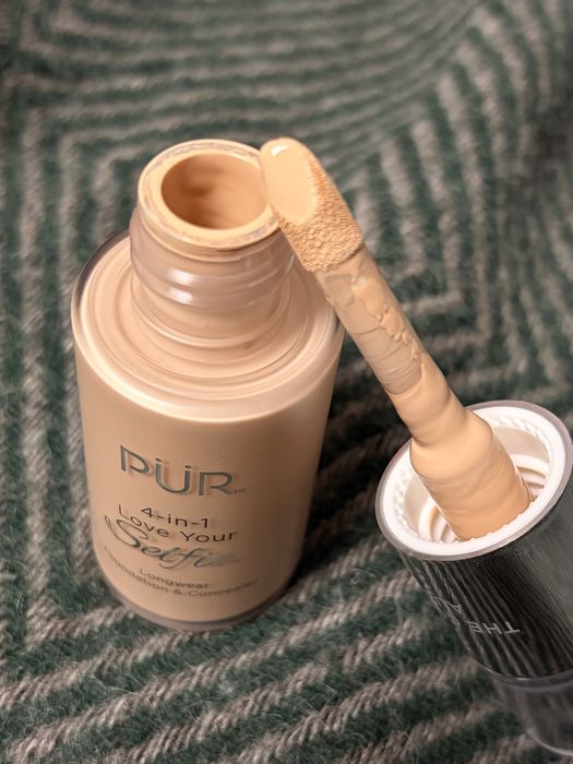 PÜR Długotrwały podkład i korektor do makijażu