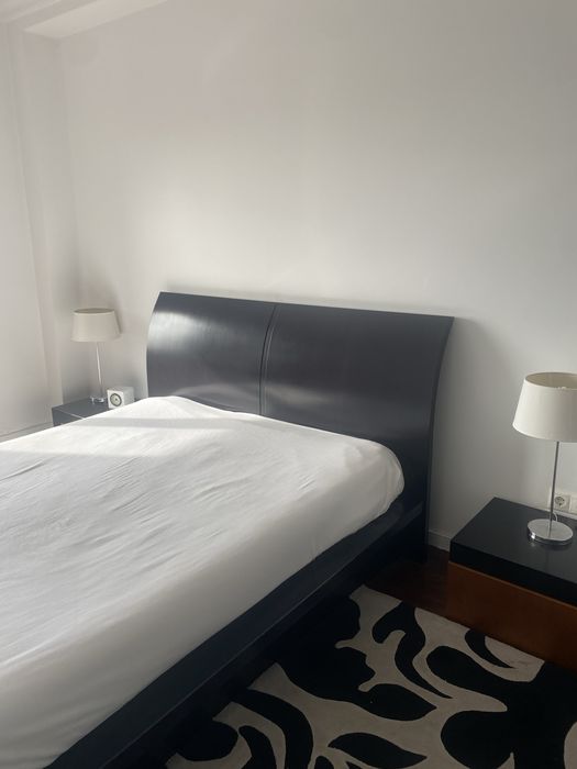 Cama casal madeira maciça.