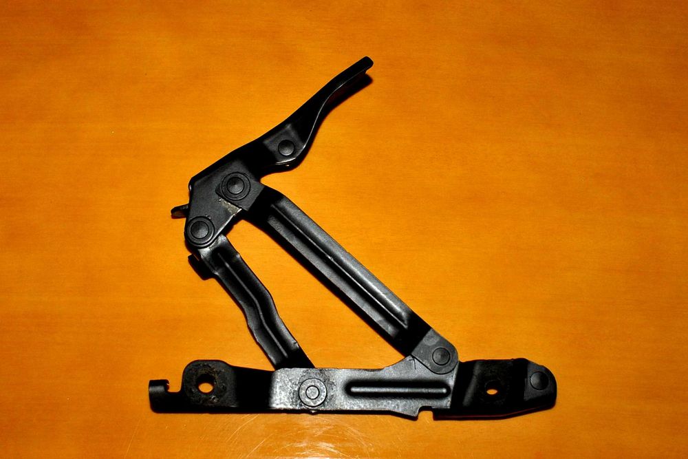 Петля ЛЕВАЯ крышки багажника Мазда 3 ВК 2003-2008 г.в. ОРИГИНАЛ