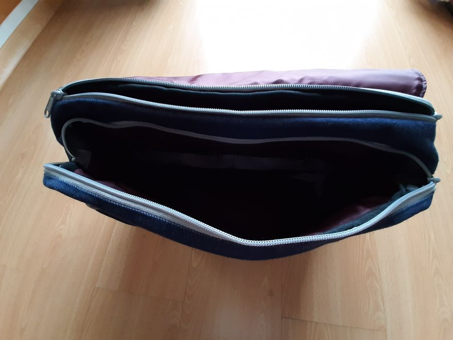 Mala da marca newfeel, de cor azul e bordeaux. Excelente estado