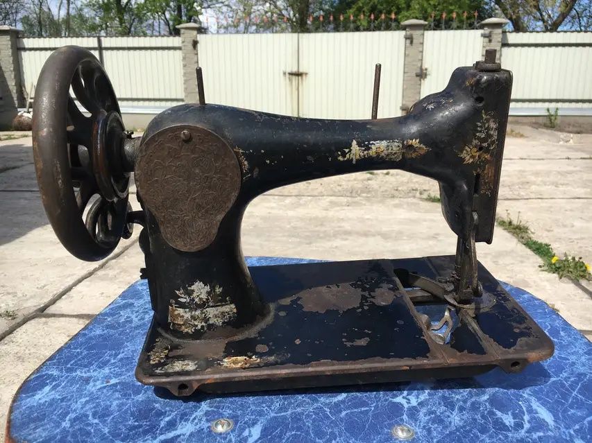 Швейна машинка SINGER в колекцію є 2 машинки