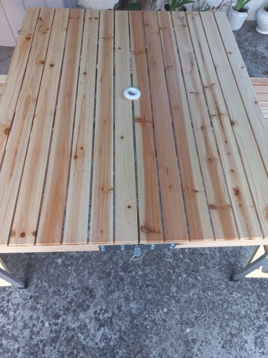 Mesa com bancos em pinho desdobrável campismo 85x72cm