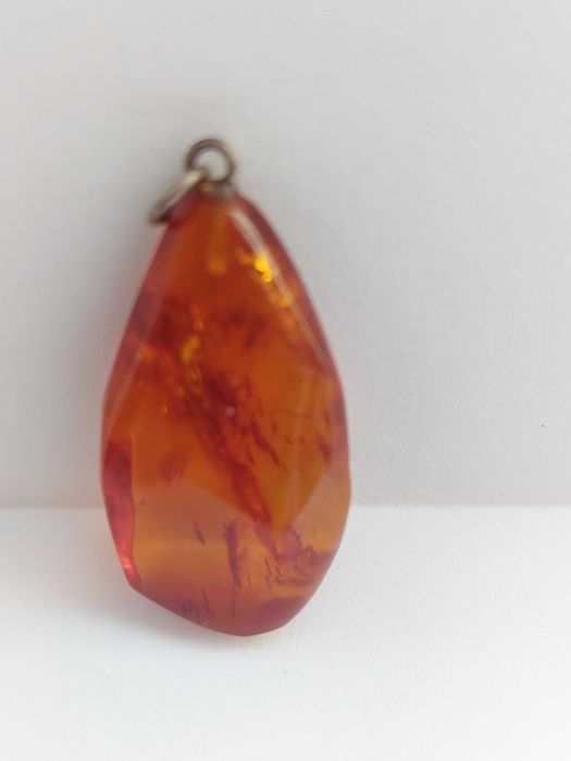 Naturalny bursztyn bałtycki – wisiorek 3 g, koniakowy