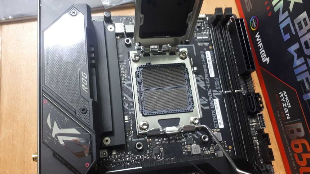 Материнська плата Asus ROG STRIX B650E-I Gaming Wi-Fi