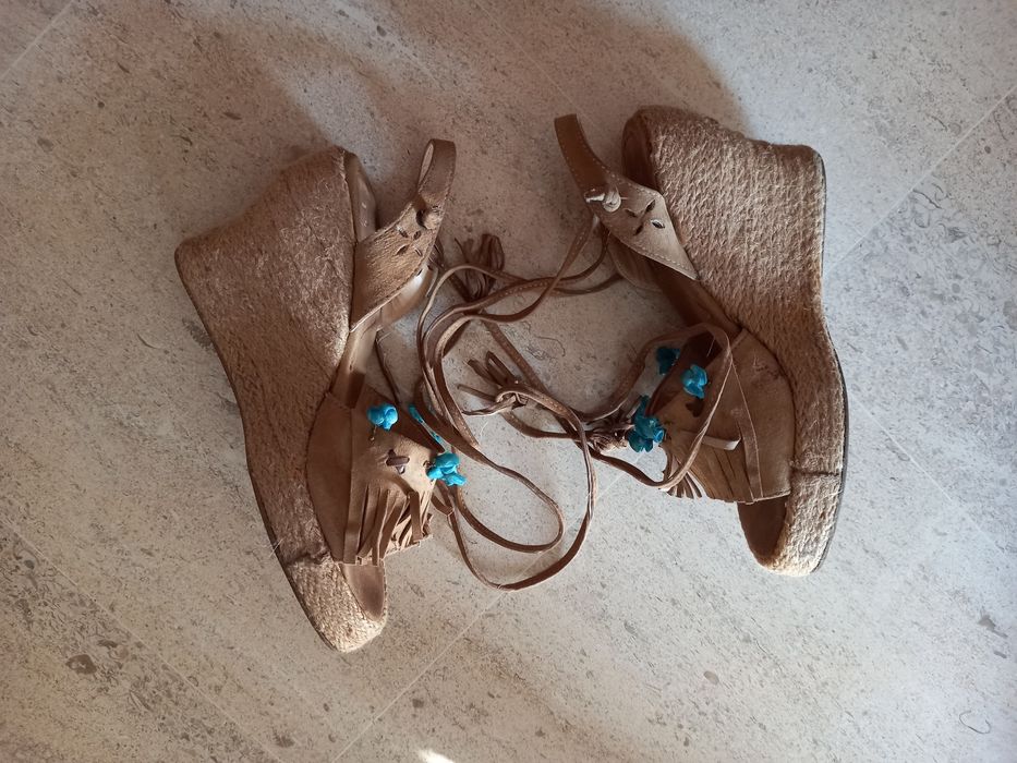 Sandálias cunha hippie chic marca PROF