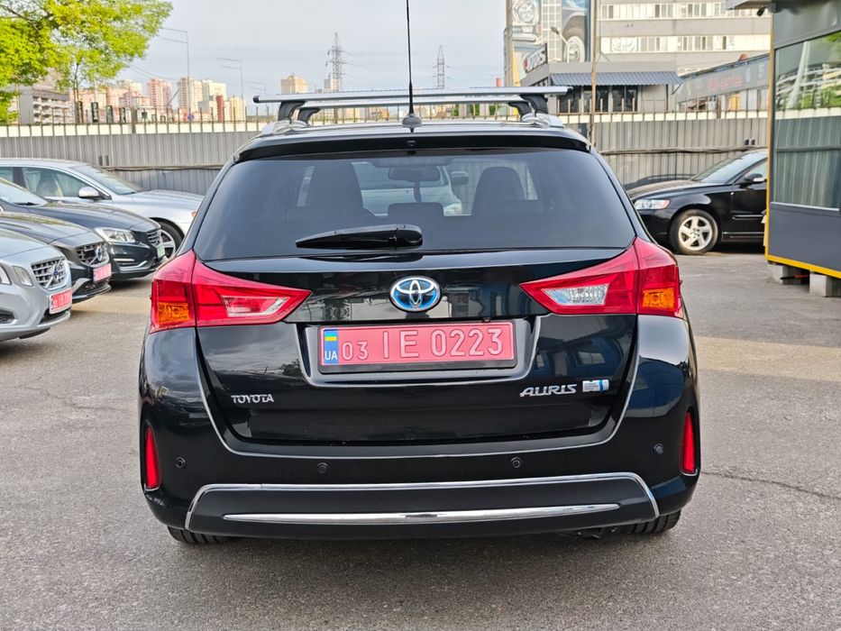 TOYOTA AURIS HYBRID 1,8 бенз+електро  2014