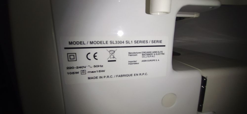 Máquina de costura corta e cose