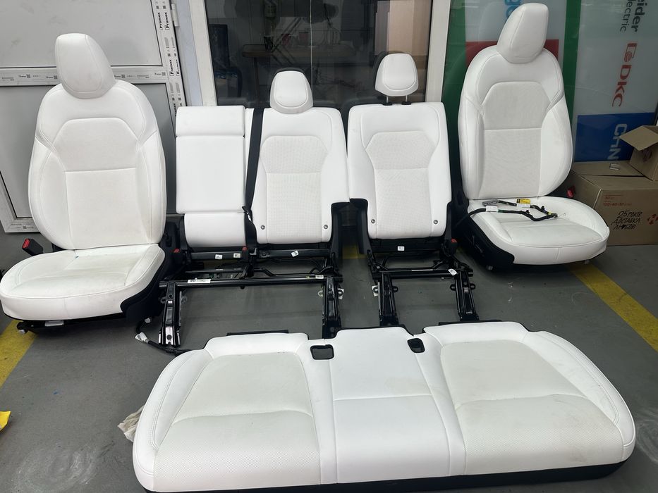 Сидіння салон Tesla model Y Juniper 2026 білий