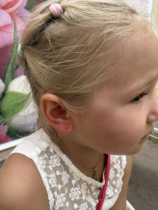 Прокол ушей, пирсинг носа пистолетом